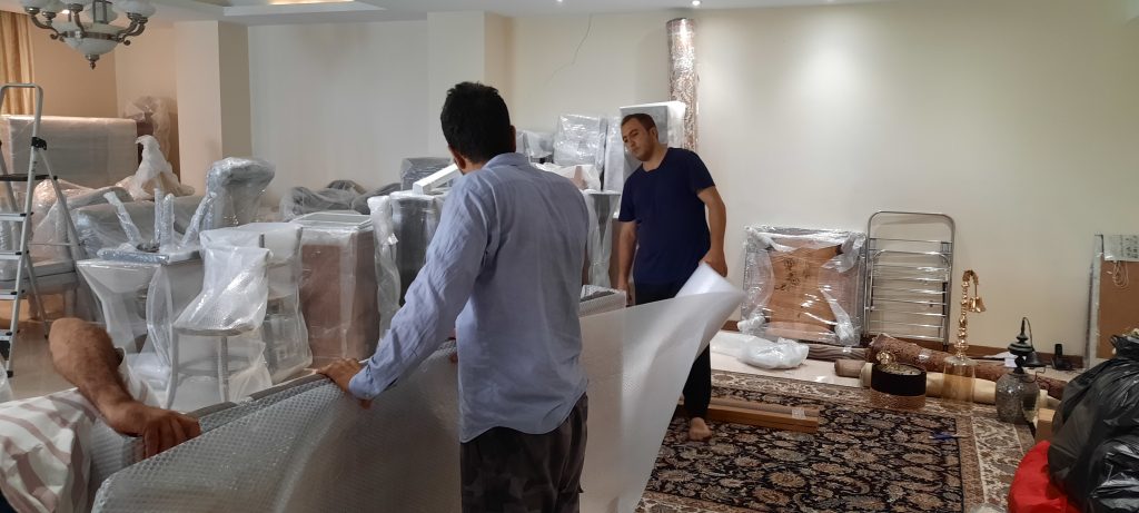 کارگر حمل اثاثیه منزل